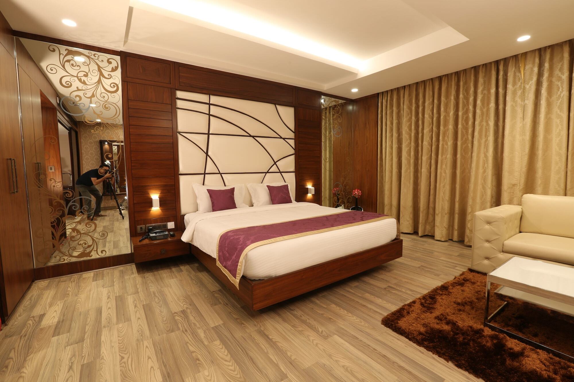M Crown Hotel Шиллонг Экстерьер фото