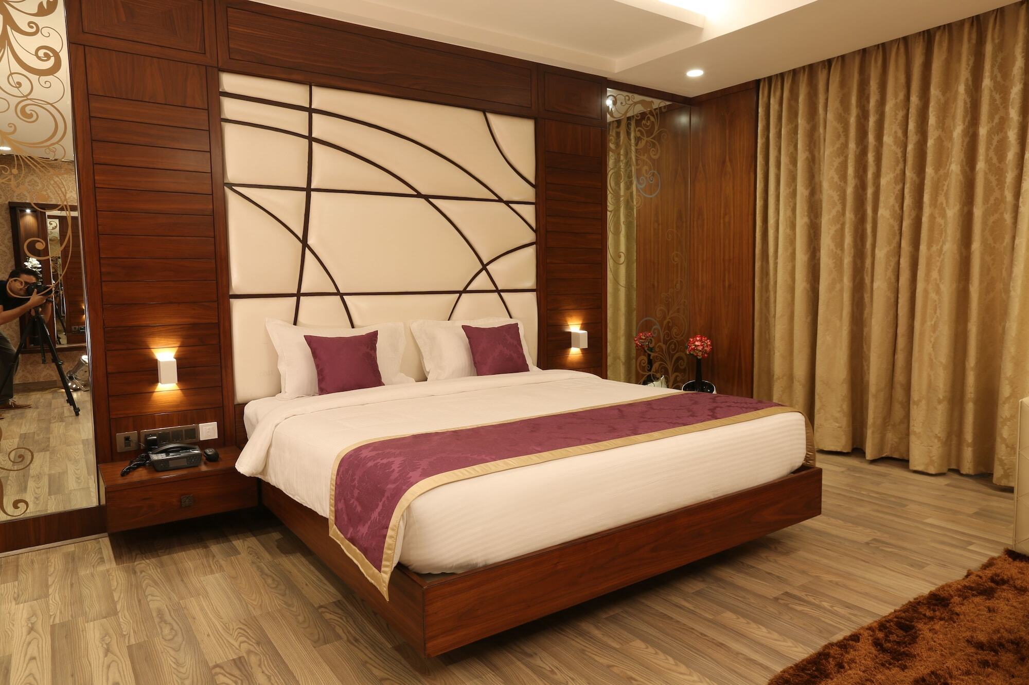 M Crown Hotel Шиллонг Экстерьер фото
